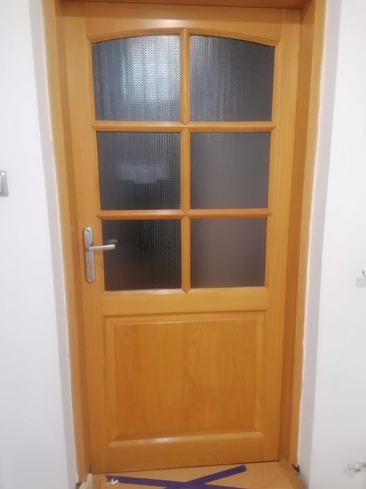 Solidne klasyczne drzwi drewniane, dębowe