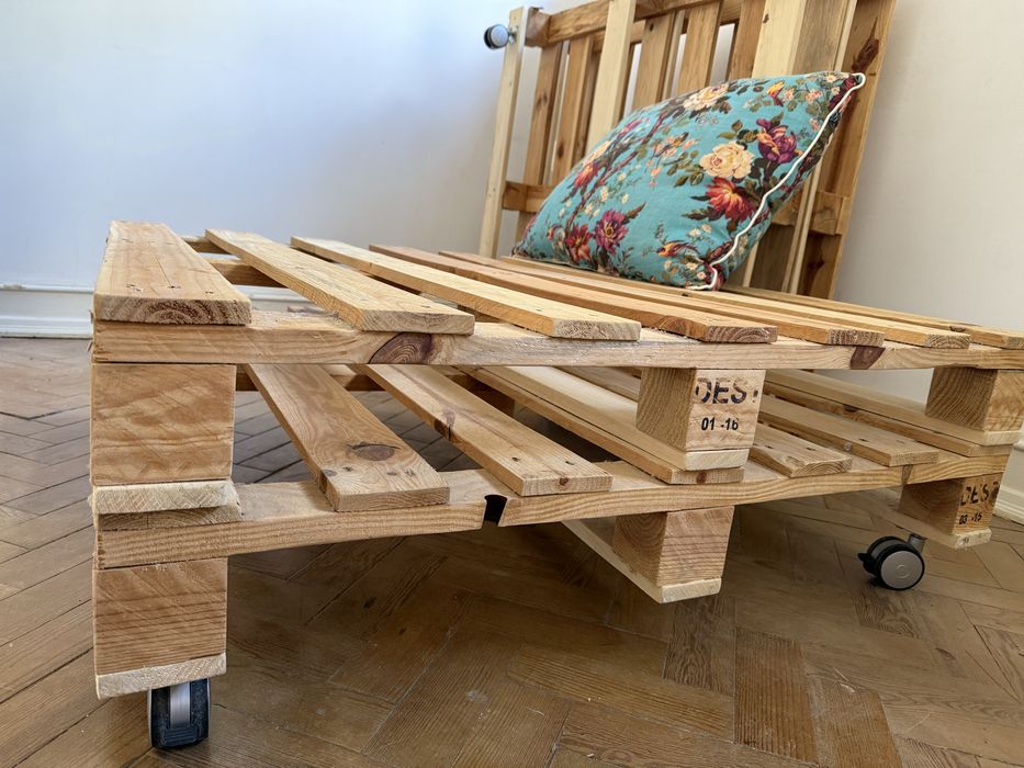 4 paletes/estrados em madeira tratada (2 com rodízios)