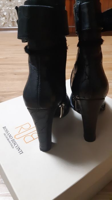 Кожаные стильные ботинки на устойчивом каблуке