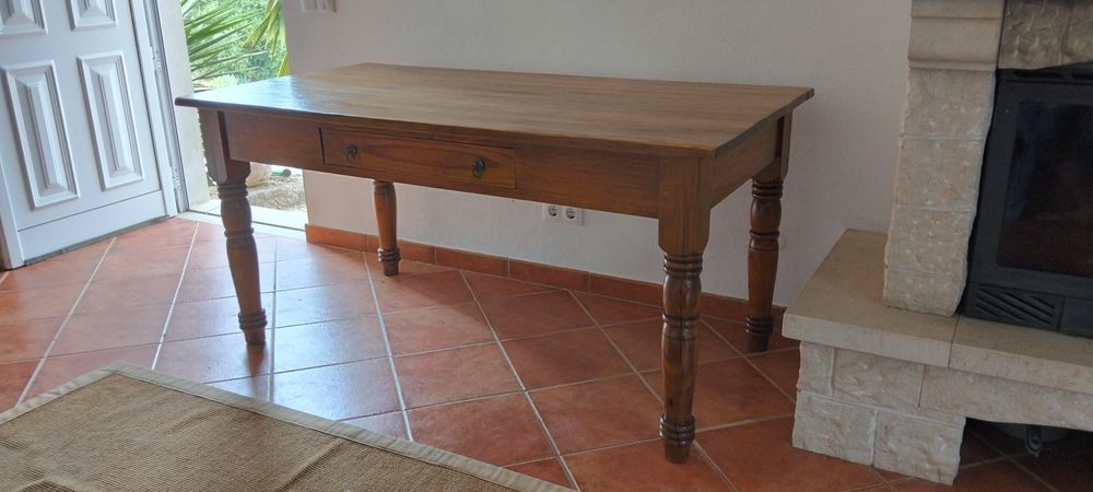 Secretária ou mesa de jantar.