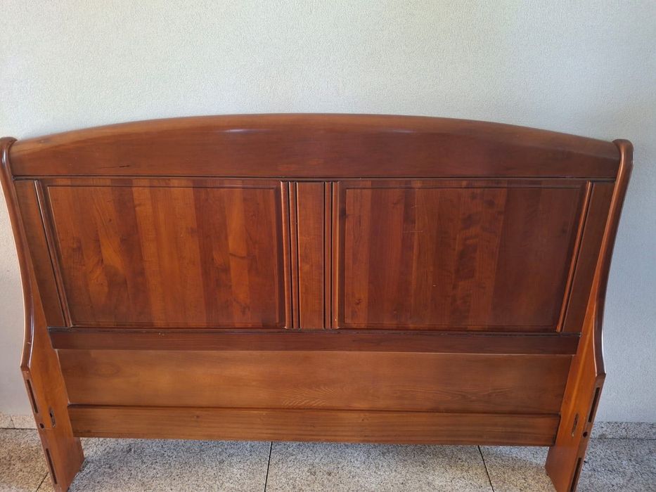 Cama cerejeira + conjunto mesas de cabeceira