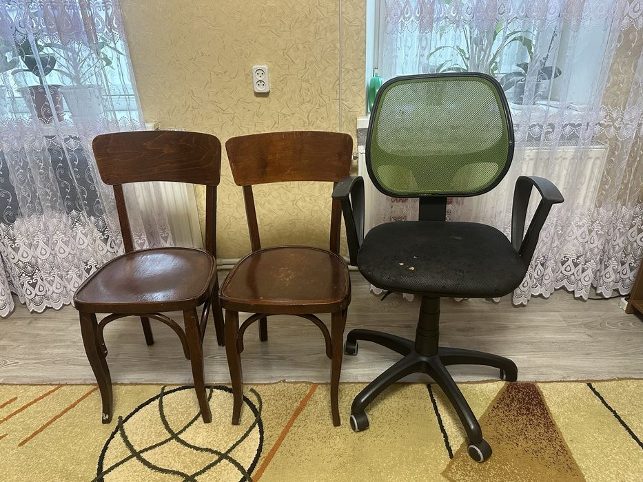 Різні стільці ( деревʼяні, залізні)