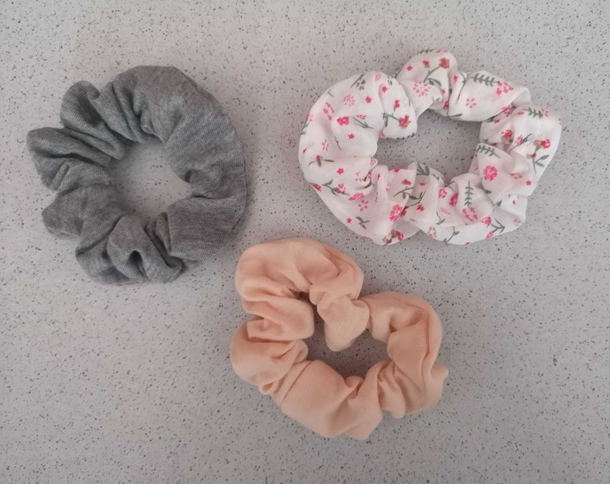 Conjunto de três elásticos de cabelo - nunca usados