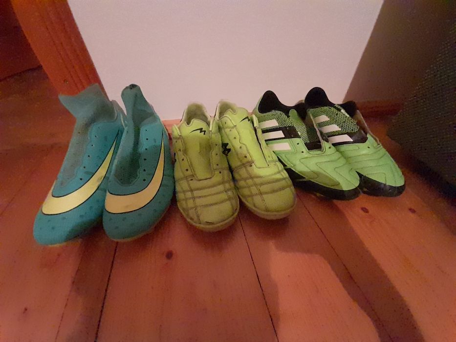 Футбольне взуття.