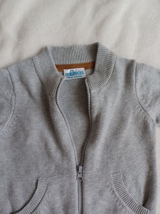 Szary rozpinany sweterek dla chlopca chrzest ślub r. 74