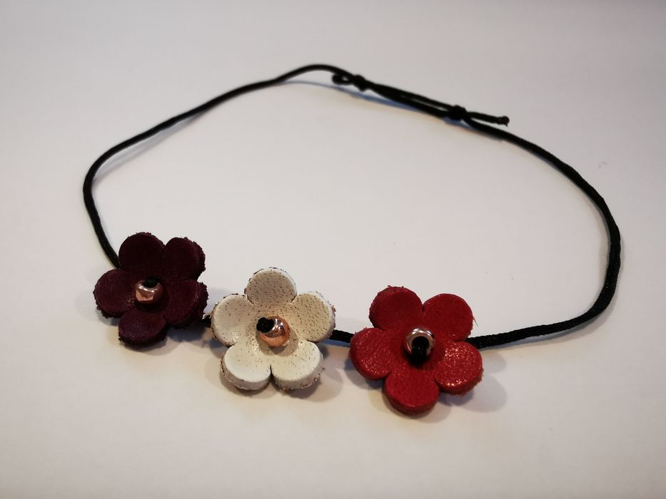 Bransoletka regulowana z kwiatkami ze skóry. Handmade, jak nowa