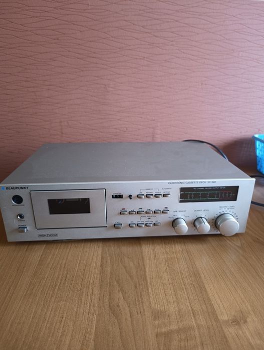 Sprzedam magnetofon kasetowy.