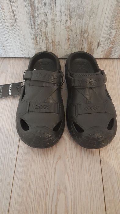Klapki Crocsy męskie.