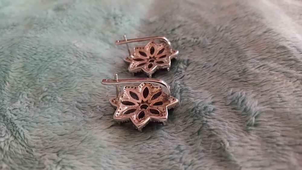 Срібні сережки з натуральними каменями