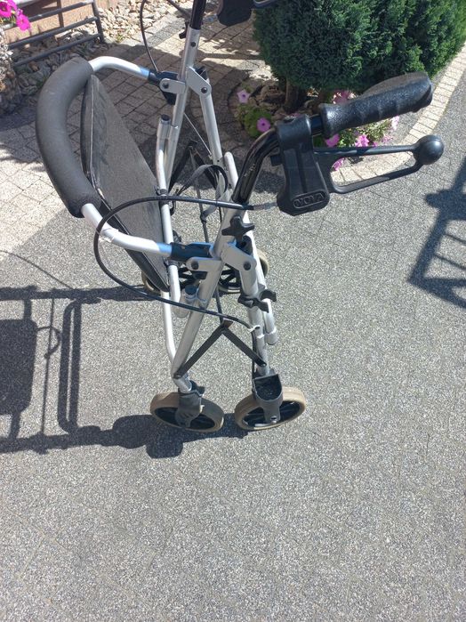 lekki chodzik podpórka rollator na kółkach  z oparciem