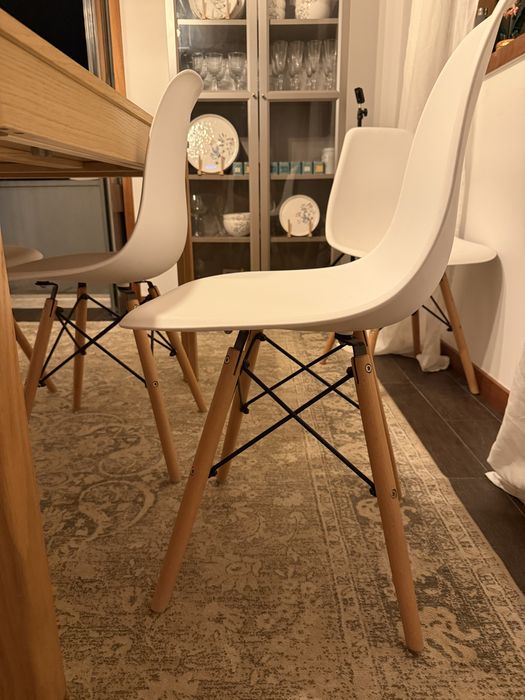 IKEA beige extendable dining table (4 to 6 seats) – Excellent condition64564411516161124