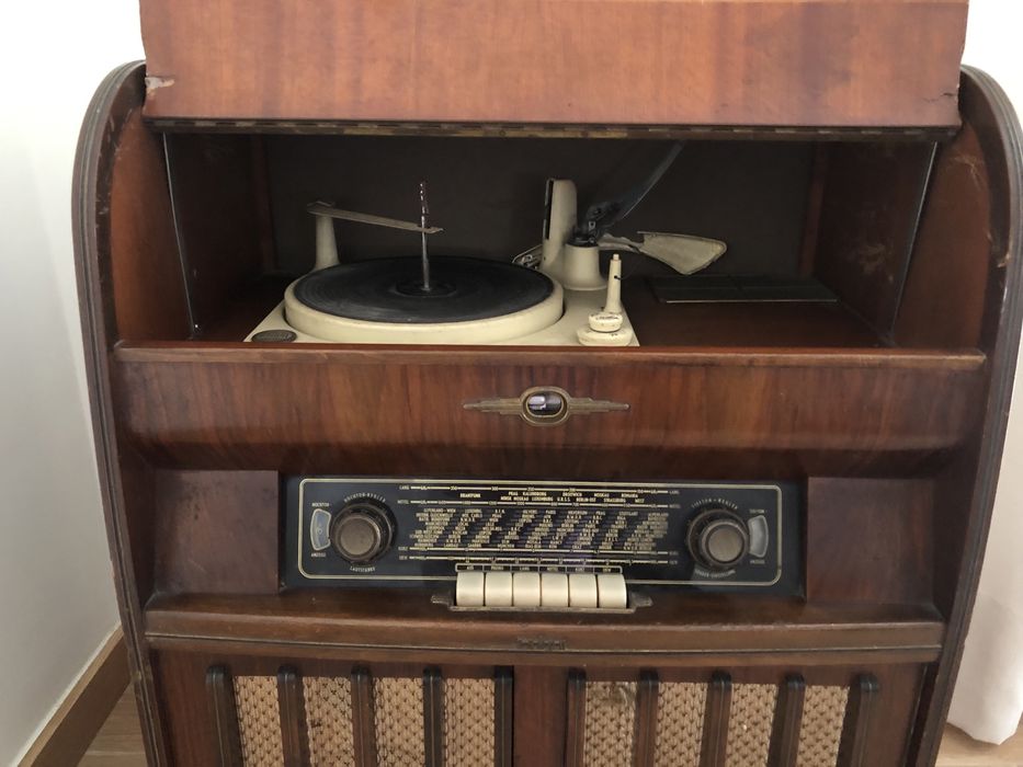 Rádio antigo em madeira