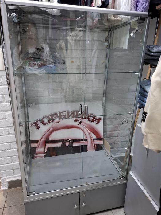 Скляний шкаф з полицями