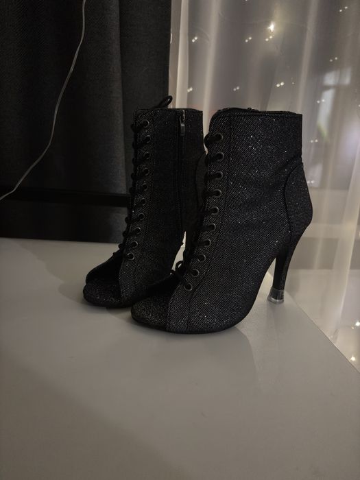 туфлі high heels