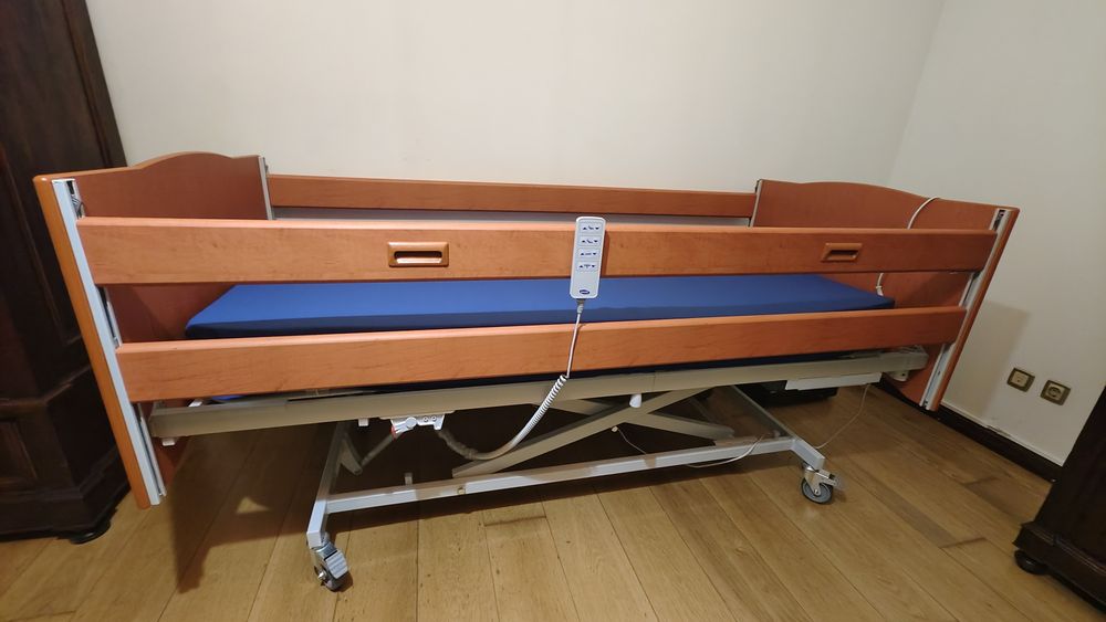 Cama Invacare com colchão anti-escaras