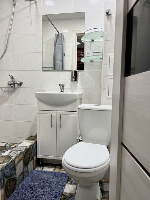 Подобово 1 кімн.квартира-студія.Вода постійно.