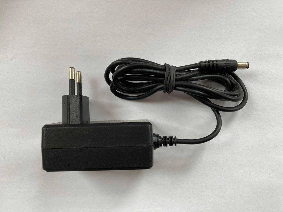 Zasilacz 12V 2A , (+) w środku , wtyk fi 5,5/2,1 mm