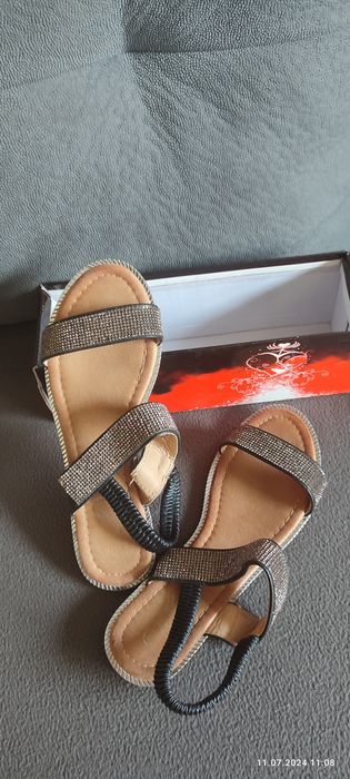 Sandały z cekinami 39