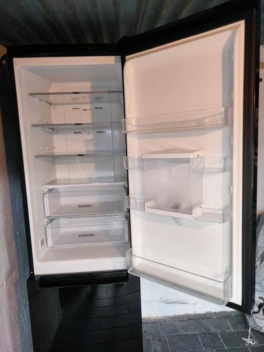 Lodówka Whirpool uszkodzona, działający zamrażalnik