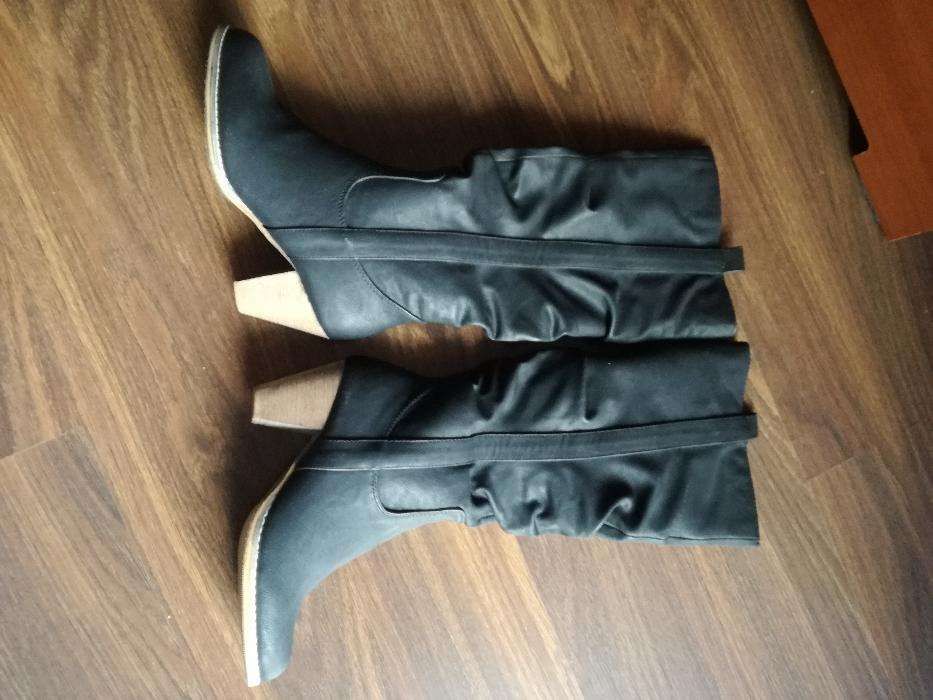 Botas de cano alto novas
