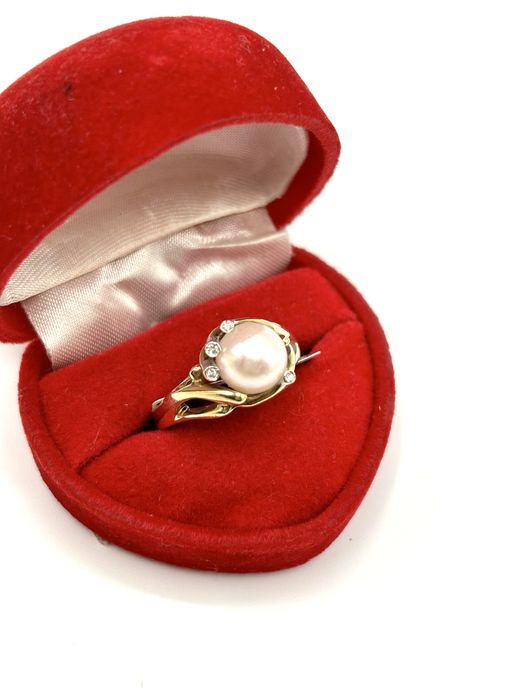 Złoty pierścionek z perłą i cyrkoniami