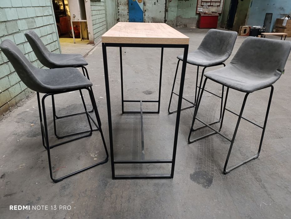 Барні стільці та столи