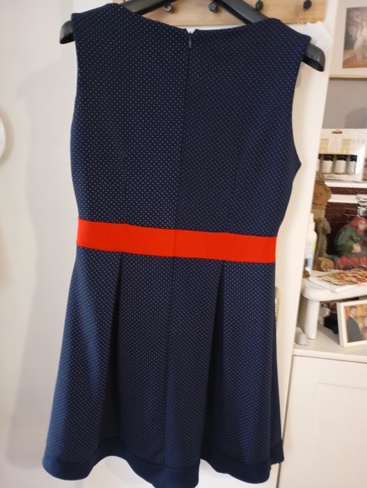 Letnia sukienka z czerwonym pasem