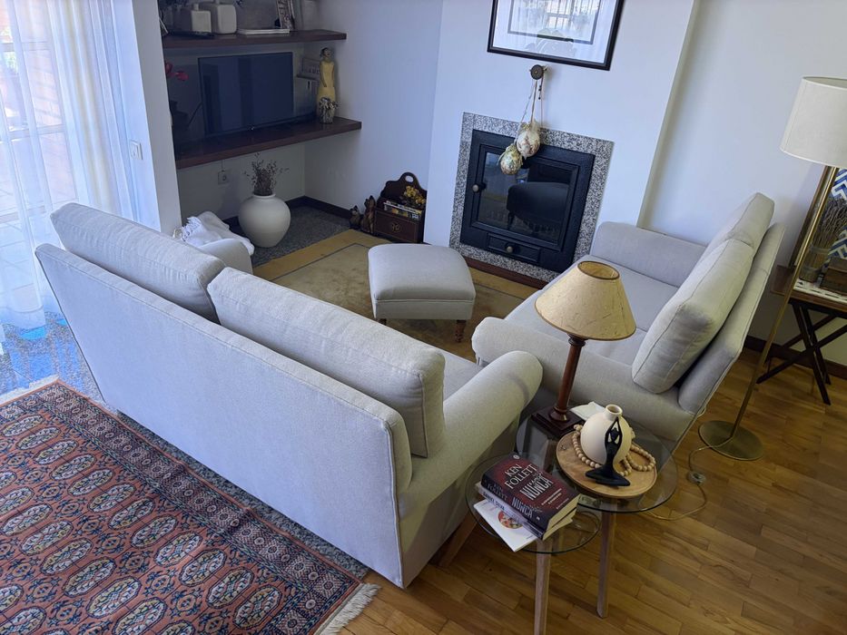Conjunto de Sala: 2 Sofás de 2 Lugares + Banqueta/Puff (Tecido Cinza-Claro)