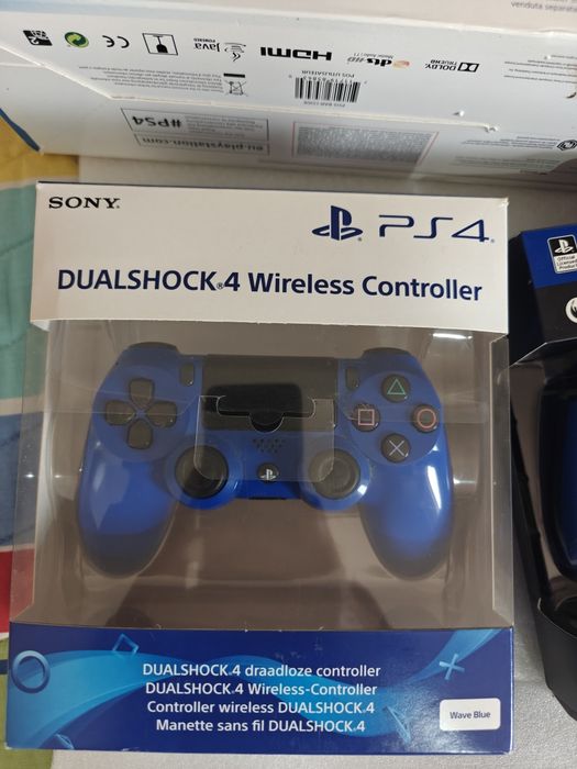 PlayStation 4 (PS4) em muito bom estado com caixa e 2 comandos