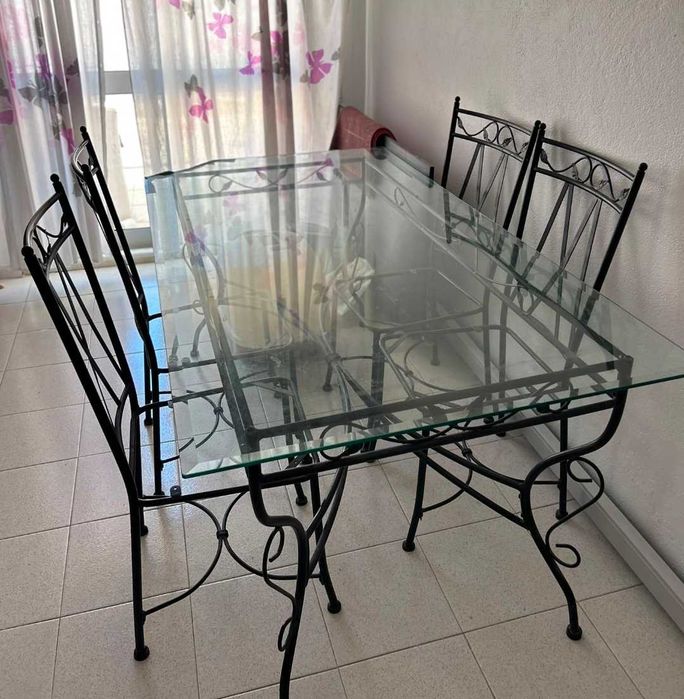 Mesas e cadeiras para interior e ou exterior