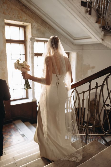 Мінімалістична весільна сукня