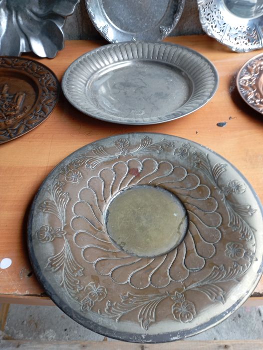 Pratos em latão e inox antigos