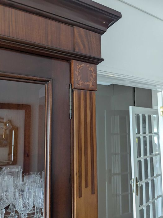 Cristaleira em cerejeira, estilo clássico