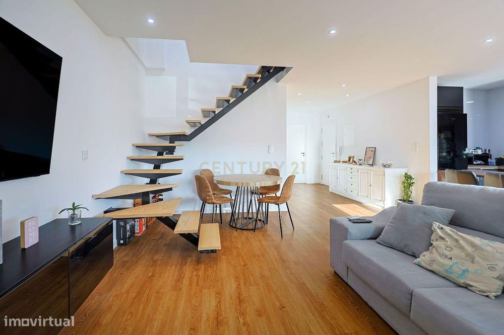 Apartamento T3 Duplex Remodelado no Centro de Corroios
