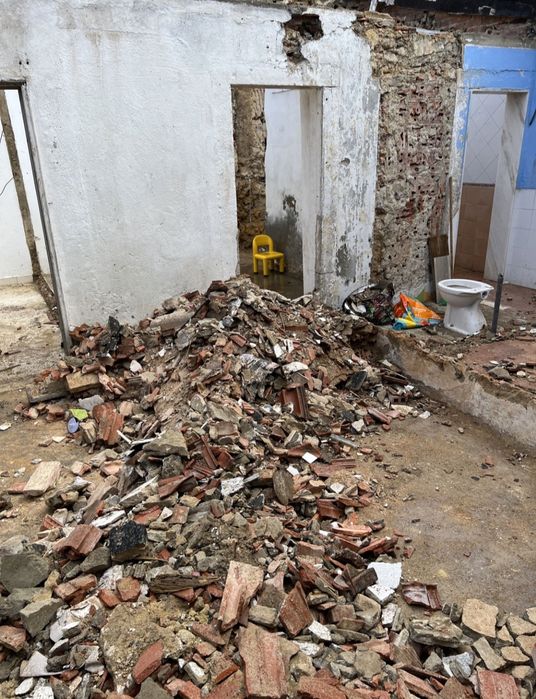 Recolha de entulho móveis madeiras máquinas frigoríficos