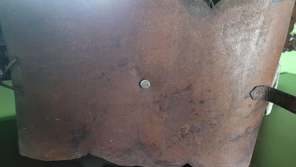 Panoplia z tarczą pancerzem i dwóch skrzyżowanych mieczy