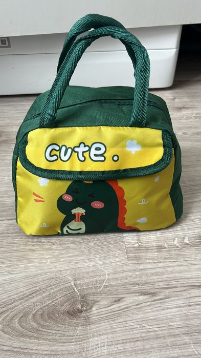 Zielono - żółta torba termiczna na lunch.