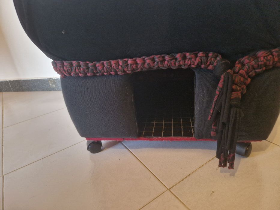 Banco com toca para gato