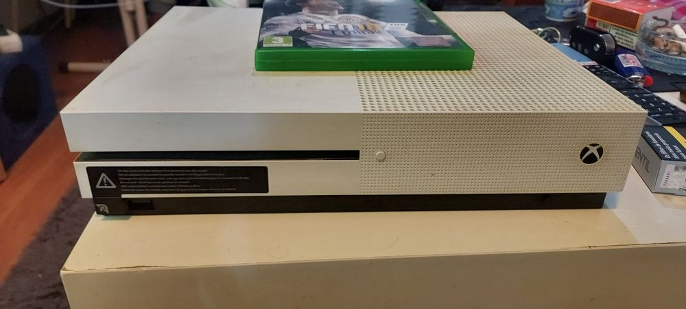 Xbox One S 500 GB com jogos e comandos