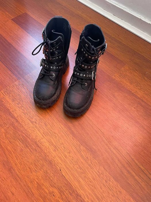 Botas pretas dread , metal, menina