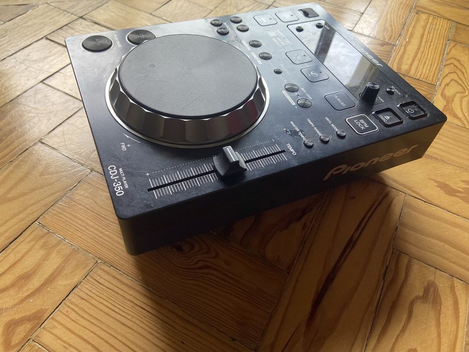 Vendo essas mesas de dj por 200€ mad aceito propostas .