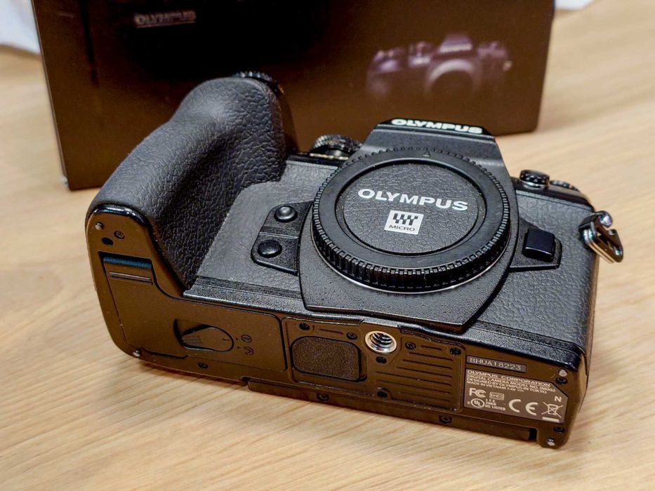 Olympus OM-D E-M1 Mark II - migawka 11tyś 2 akumulatory