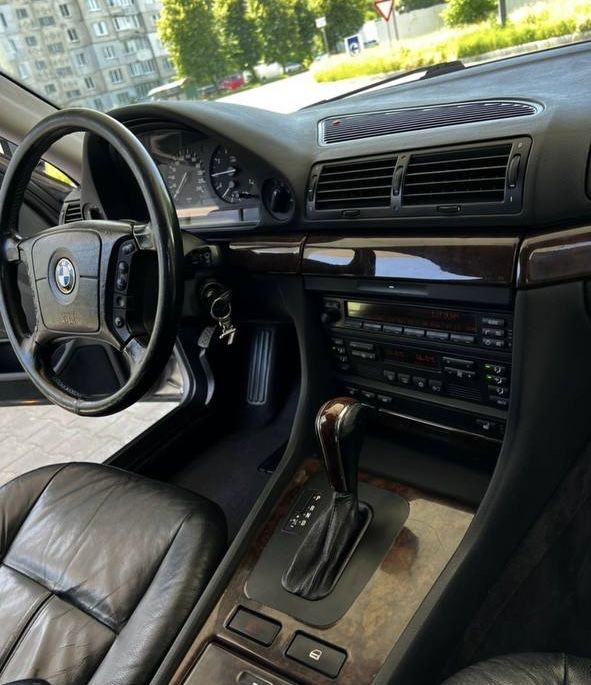 BMW E38 1999 2.8