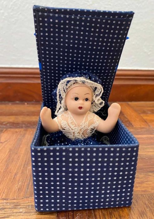 Caixa com bonequinha de porcelana
