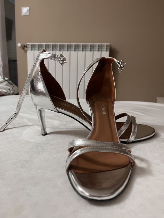 Buty Neścior – srebrne sandały na obcasie, rozmiar 39