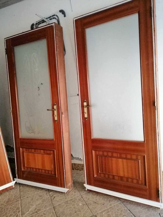 Vendo 4 portas interior madeira em mogno com ferrage arios como novo