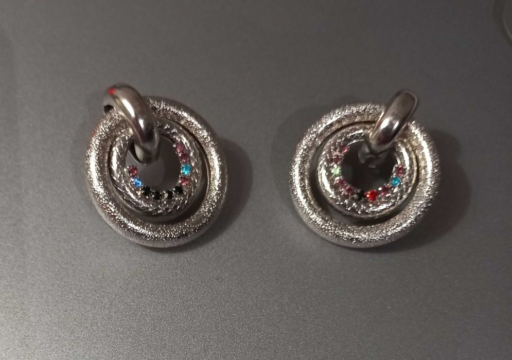 Argolas prateadas elegantes