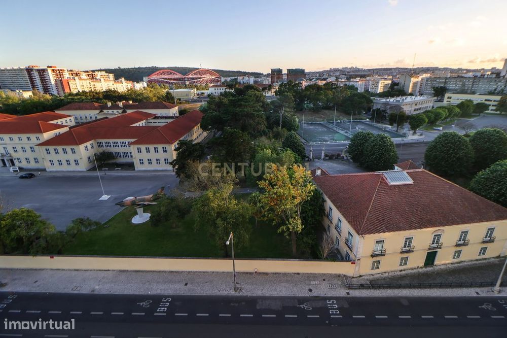 Espaçoso T4 transformado em T2 com terraço em Carnide, Lisboa - Oportu