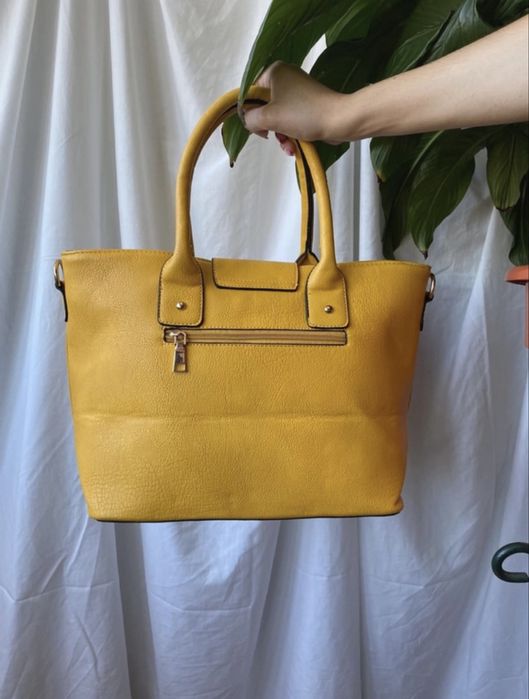 Mala mostarda com fita a tiracolo