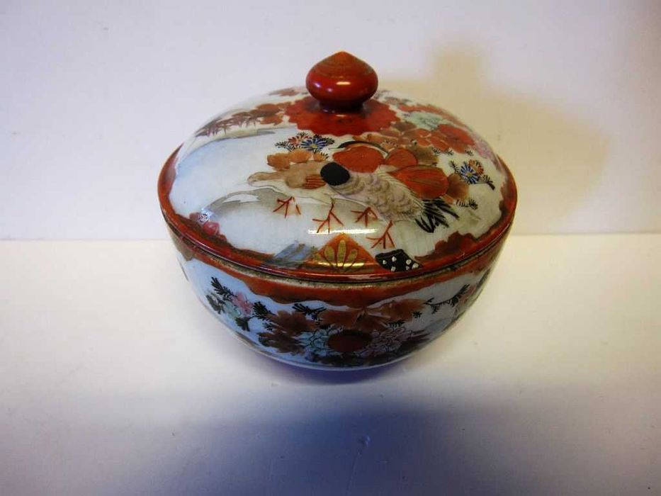 antiga taça de chá asiática com tampa  em porcelana - assinada